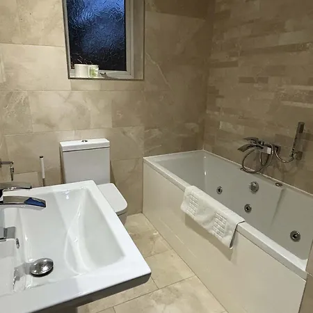 Large Near Edgbaston Stadium, Uob & Qe Hospital Sleeps 6 Nyaraló