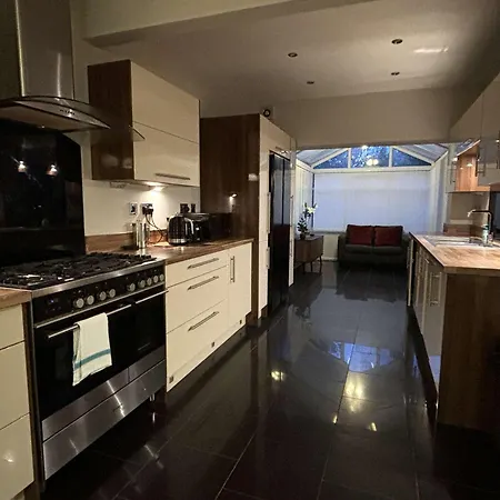 Large Near Edgbaston Stadium, Uob & Qe Hospital Sleeps 6 *