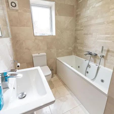 Nyaraló Large Near Edgbaston Stadium, Uob & Qe Hospital Sleeps 6 Birmingham