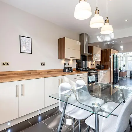 Large Near Edgbaston Stadium, Uob & Qe Hospital Sleeps 6