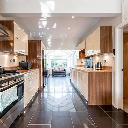 Nyaraló Large Near Edgbaston Stadium, Uob & Qe Hospital Sleeps 6
